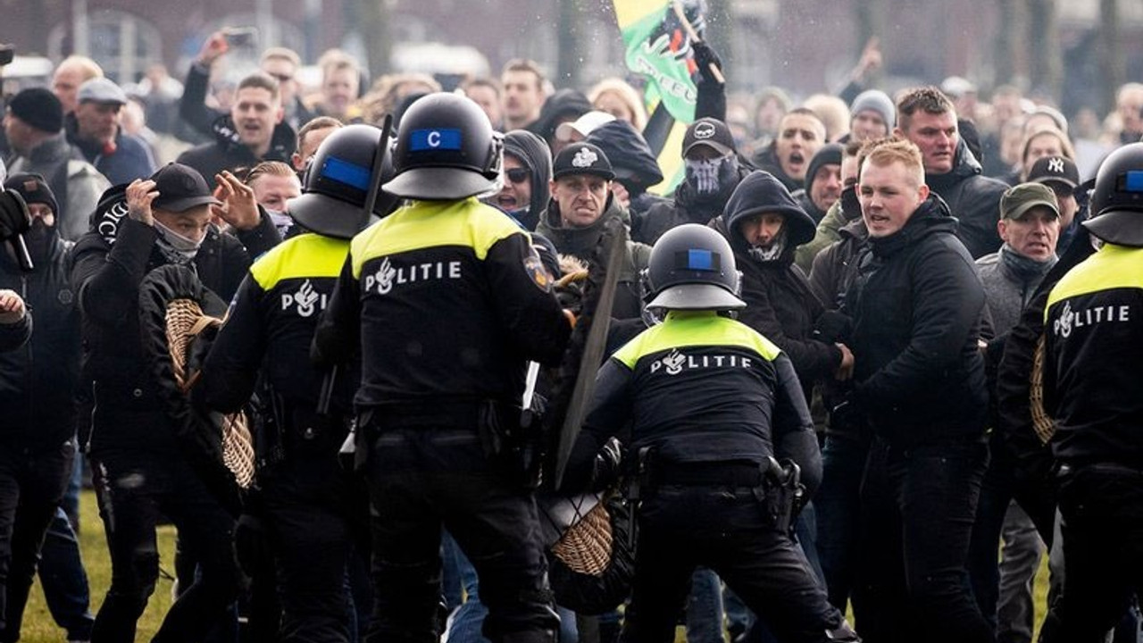 Hollanda'da Covid-19 eylemleri: Test merkezi ateşe verildi, 'acil durum' ilan edildi