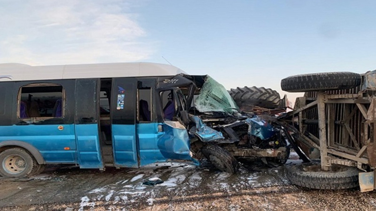 Tekstil işçilerini taşıyan minibüs traktörle çarpıştı: 1'i ağır 15 yaralı