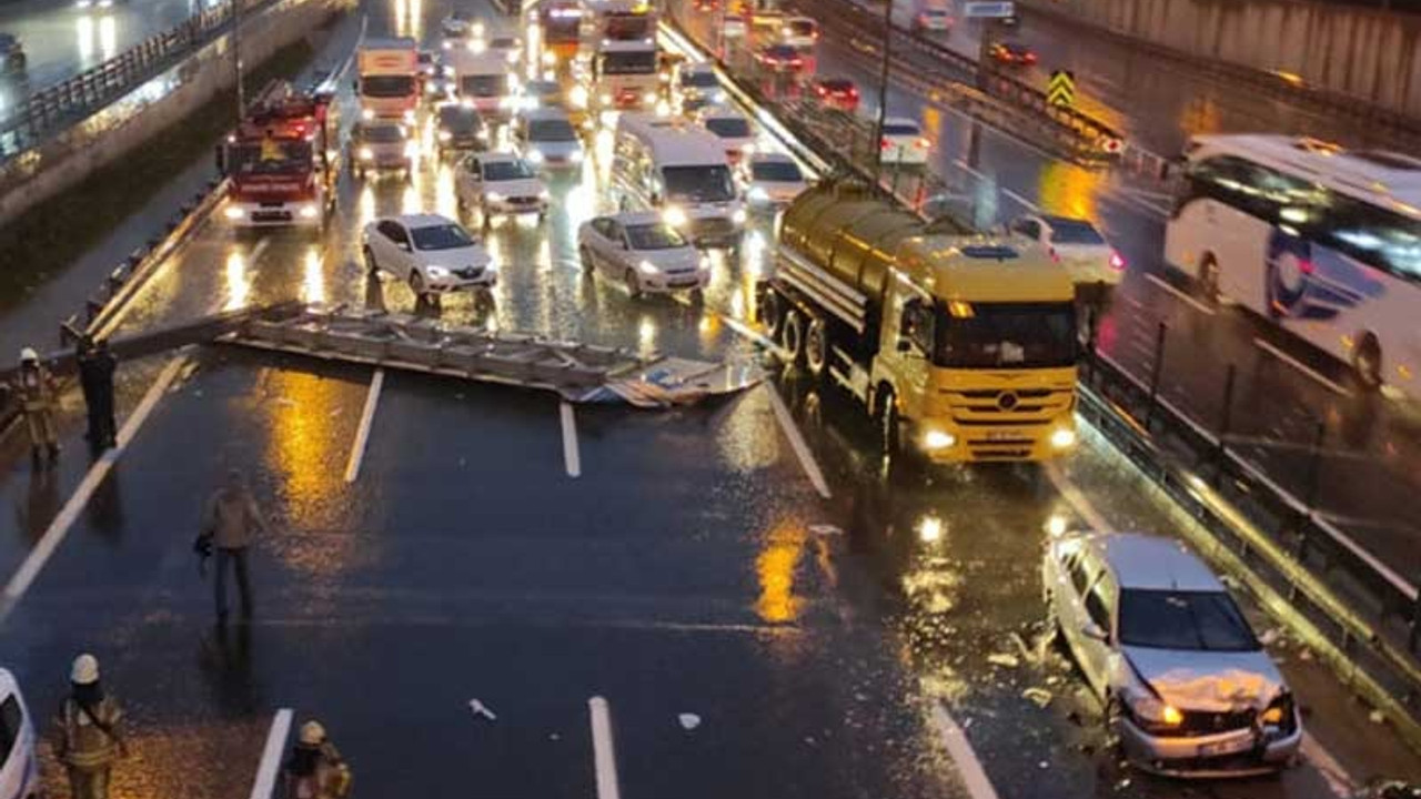 Rüzgar yön tabelasını yola devirdi, kaza meydana geldi