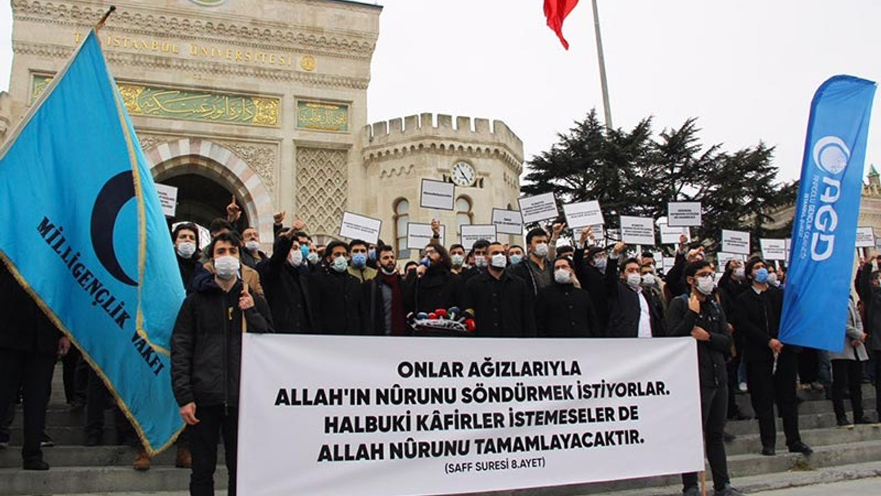 AGD'li grup Beyazıt Meydanı'nda yaptığı eylemde Boğaziçili öğrencileri 'İslam düşmanı' ilan etti