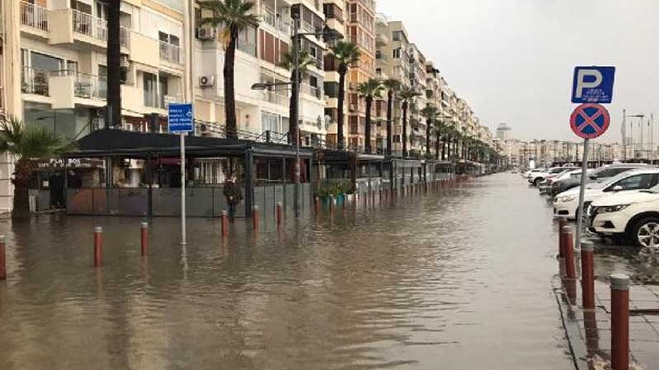 Sel, İzmir'i vurdu: Bir kişi hayatını kaybetti