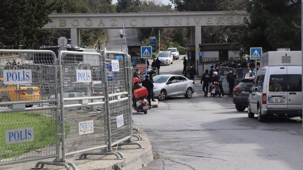 Polis, Boğaziçi Üniversitesi önünde GBT sorgusu yapıyor