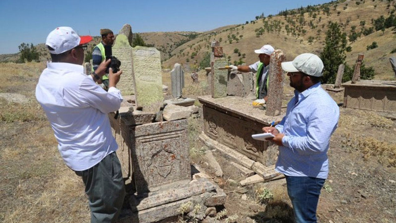 Harput'ta tarihi mezarlar onarılıyor