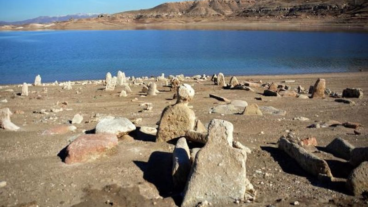 Baraj suyu çekildi, altından mezarlık çıktı