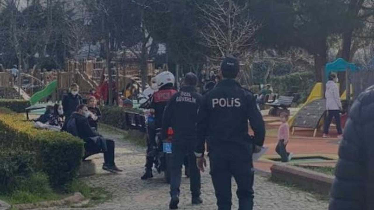 Kadıköy'de sokağa çıkma kısıtlaması uygulanan saatlerde parkta oturanlara ceza yazıldı