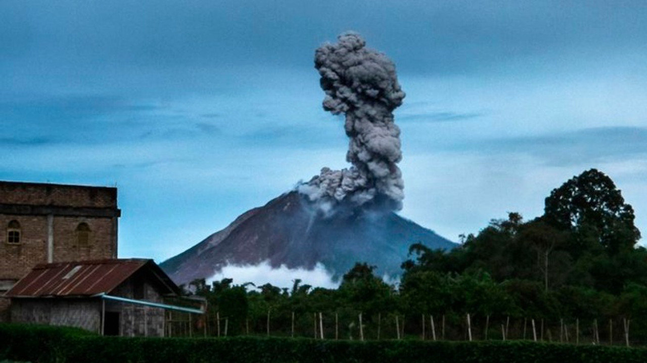 Sinabung Yanardağı bir kez daha patladı