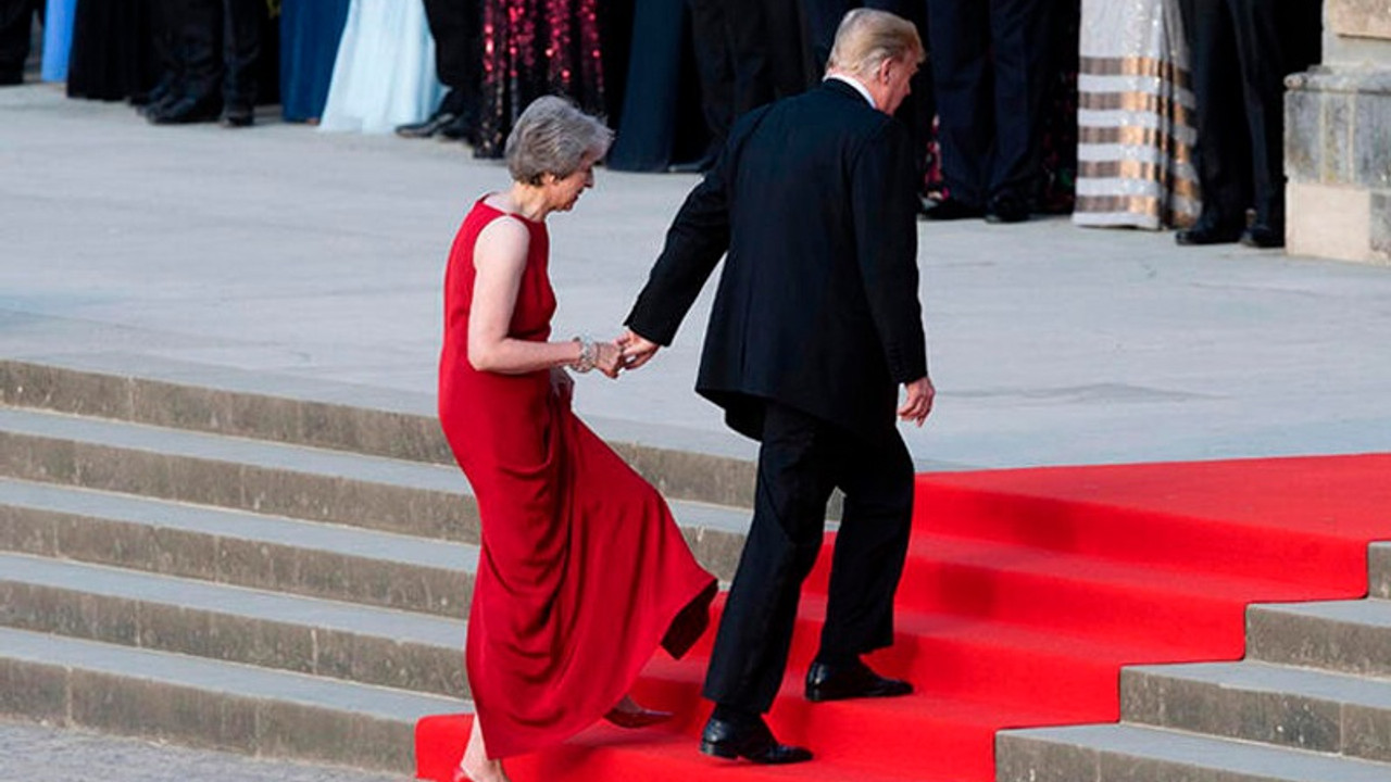 ABD'ye giden Theresa May'in 'Trump elimi tuttu, eşimi aramalıyım' dediği ortaya çktı