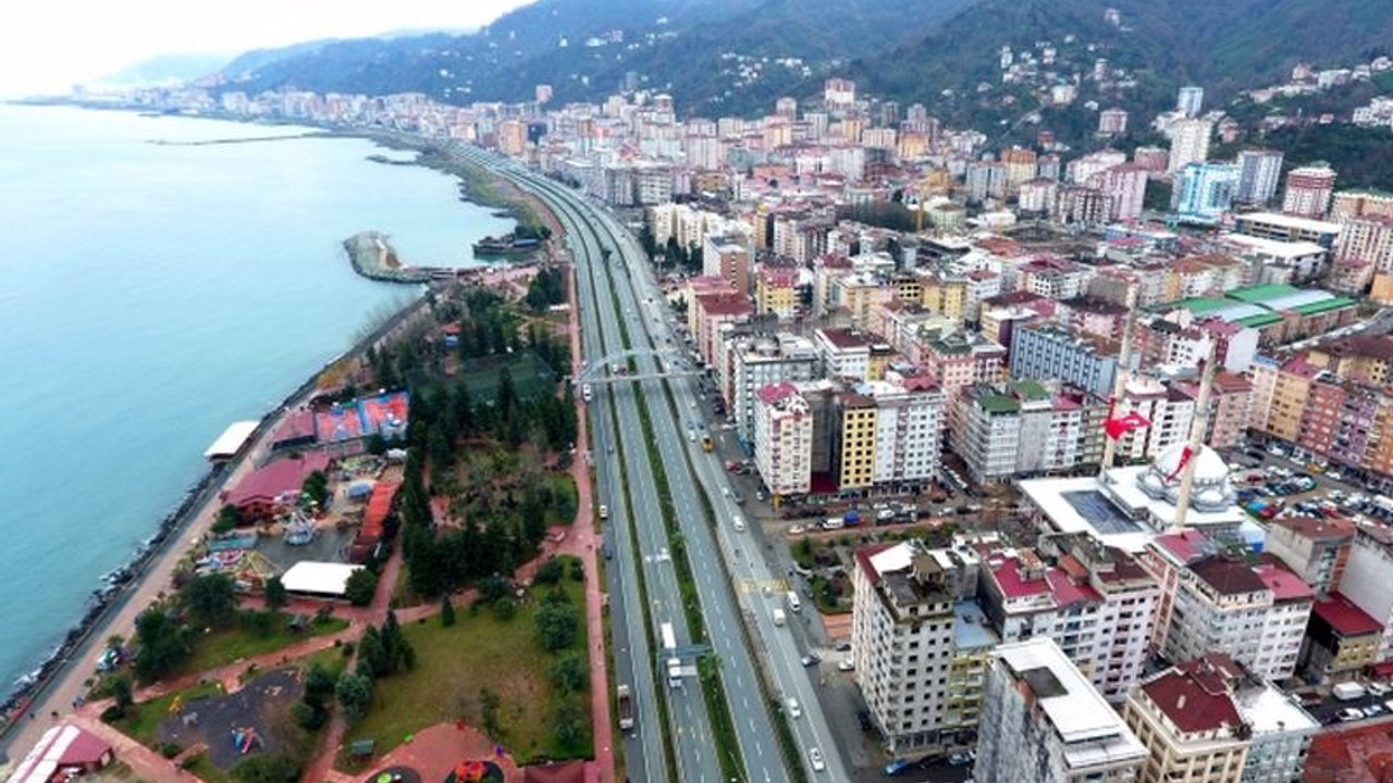 Rize Valisi: Kentteki binalar birbirine yaslanarak ayakta duruyor