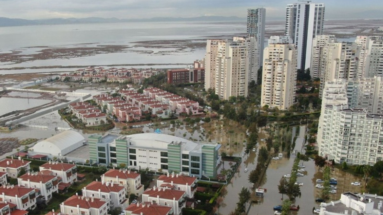 İzmir'deki seli uzmanlar değerlendirdi: Su toprakla buluşmuyor