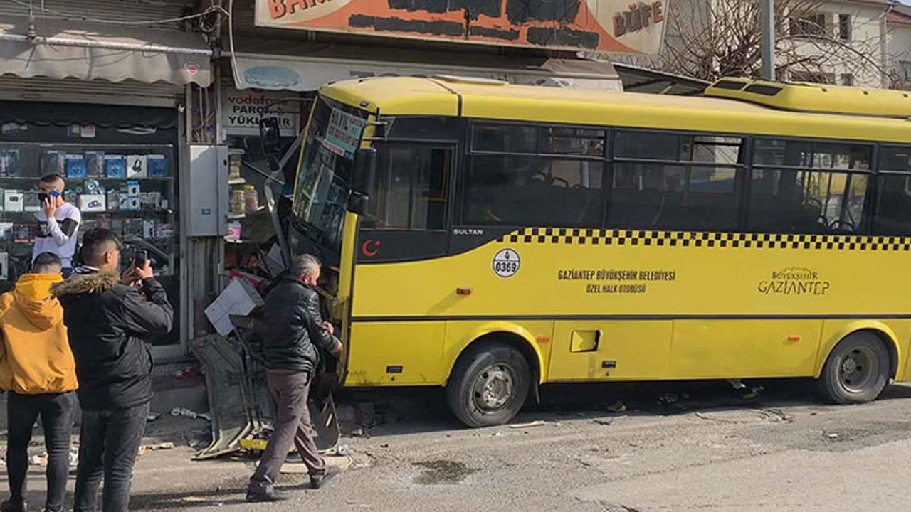 Taksiyle çarpışan özel halk otobüsü büfeye girdi: 1 ölü, 9 yaralı
