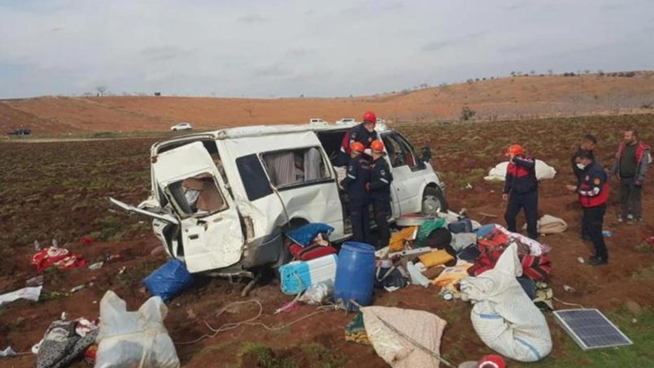 Tarım işçilerini taşıyan minibüs devrildi: 13 işçi yaralı