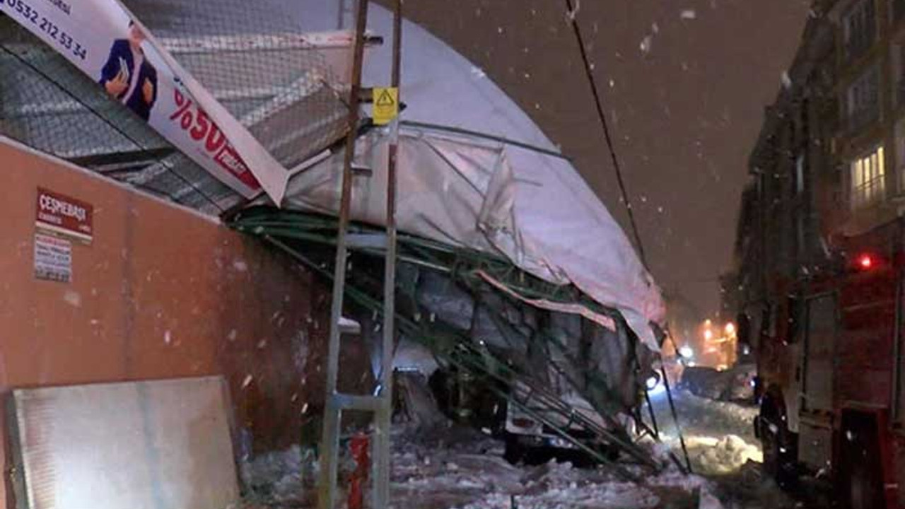 İstanbul'da 6 araç çöken çatının altında kaldı