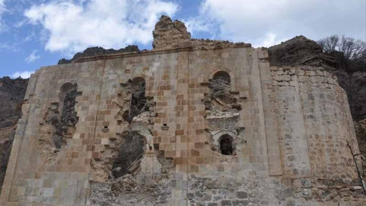 Tarihi kilise defineciler tarafından talan edildi