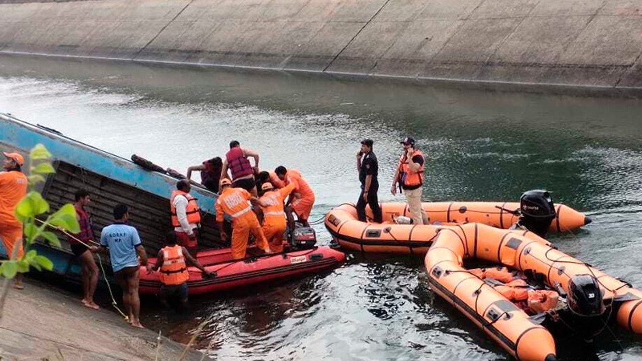 Hindistan'da otobüs kanala uçtu: 40 ölü