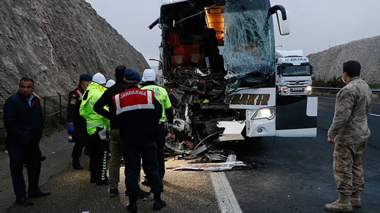 Urfa'da yolcu otobüsü TIR'a arkadan çarptı: 3 ölü, 30 yaralı