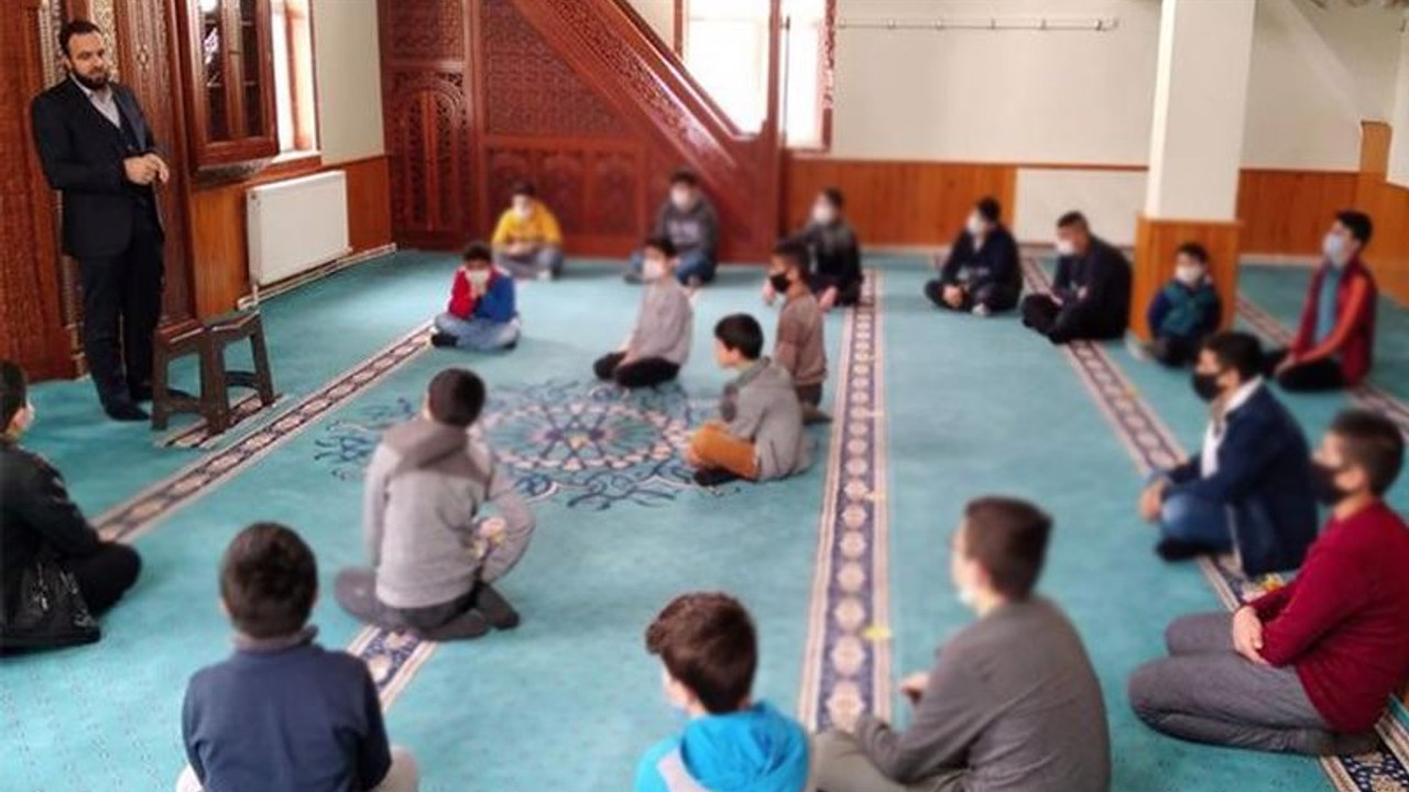 Diyanet salgın dinlemiyor: Yüz yüze eğitim yapılamazken, çocukları camilere taşıdı