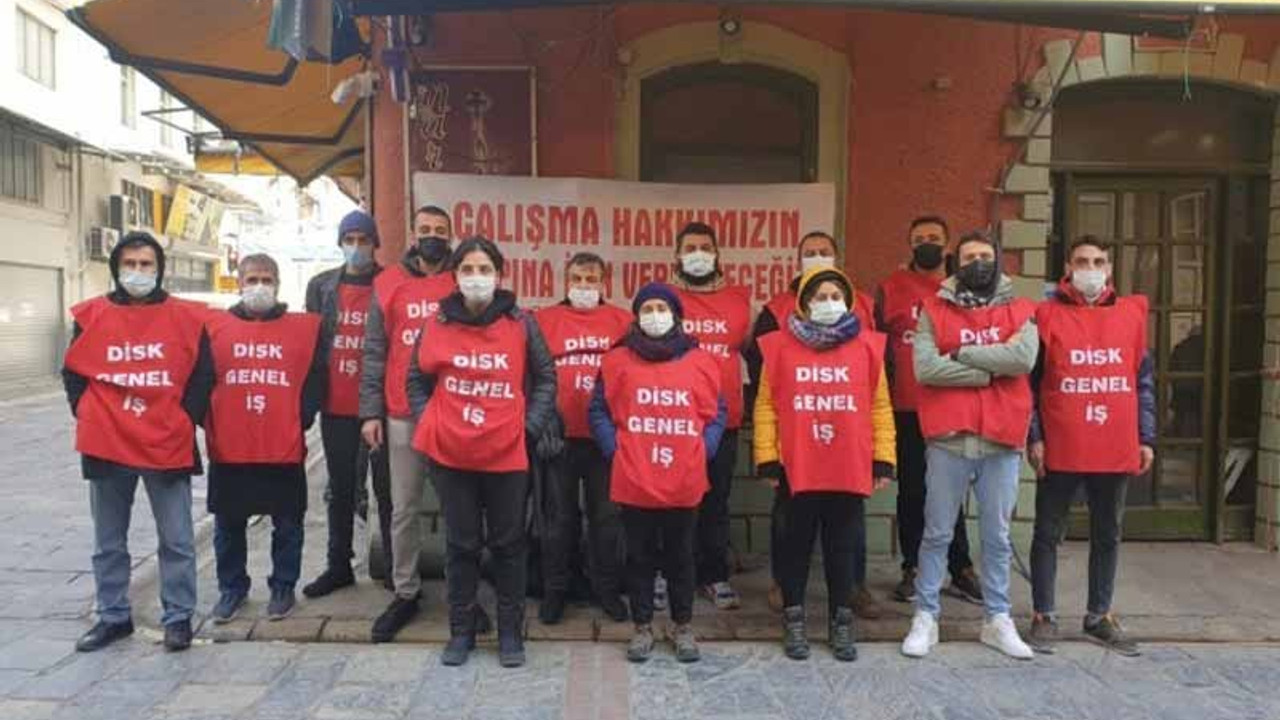 İzmir Büyükşehir Belediyesi'nde işten çıkarılan 16 işçi belediye önünde direnişe başladı