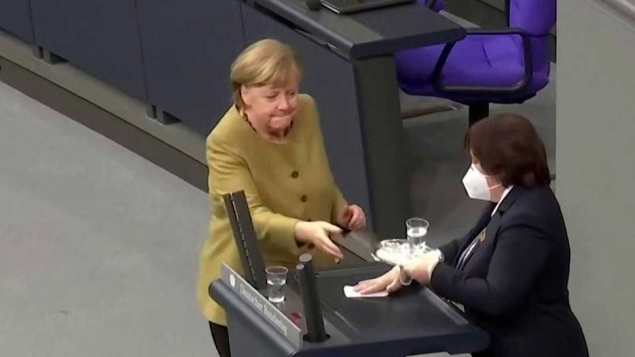 Merkel parlamentoda maske takmayı unuttu