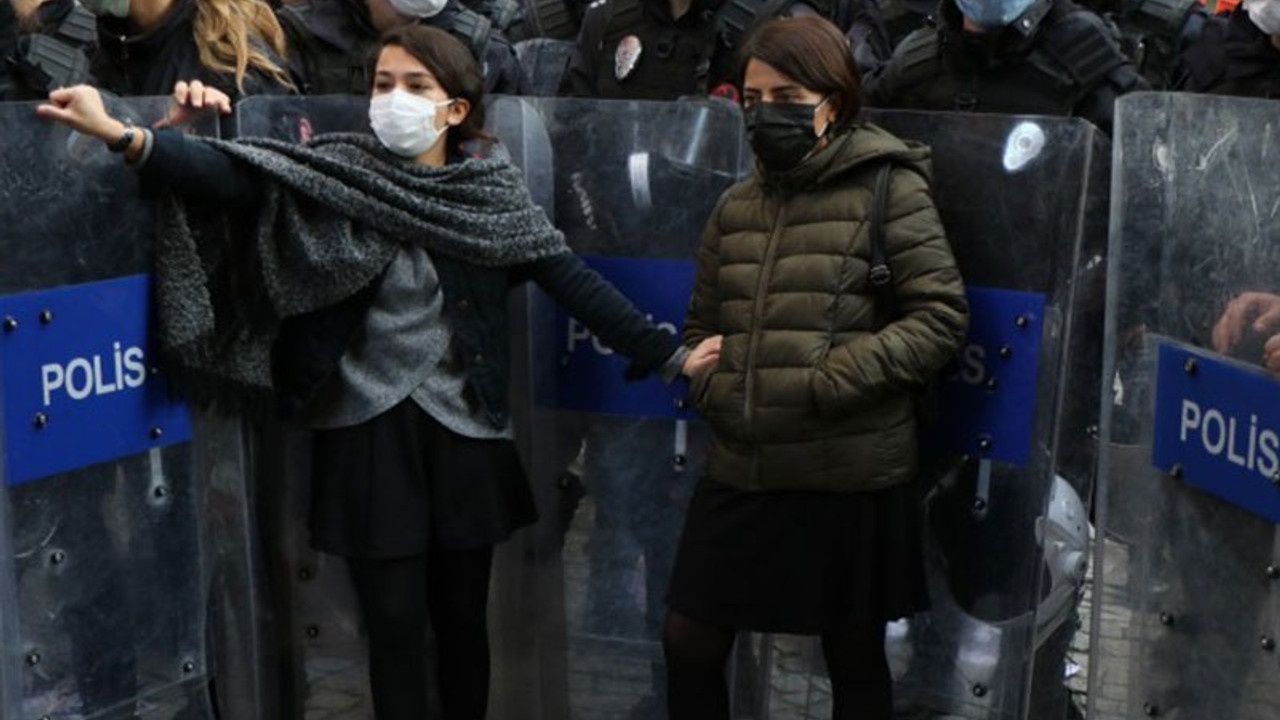 Polis kalkanları arasında basın açıklaması