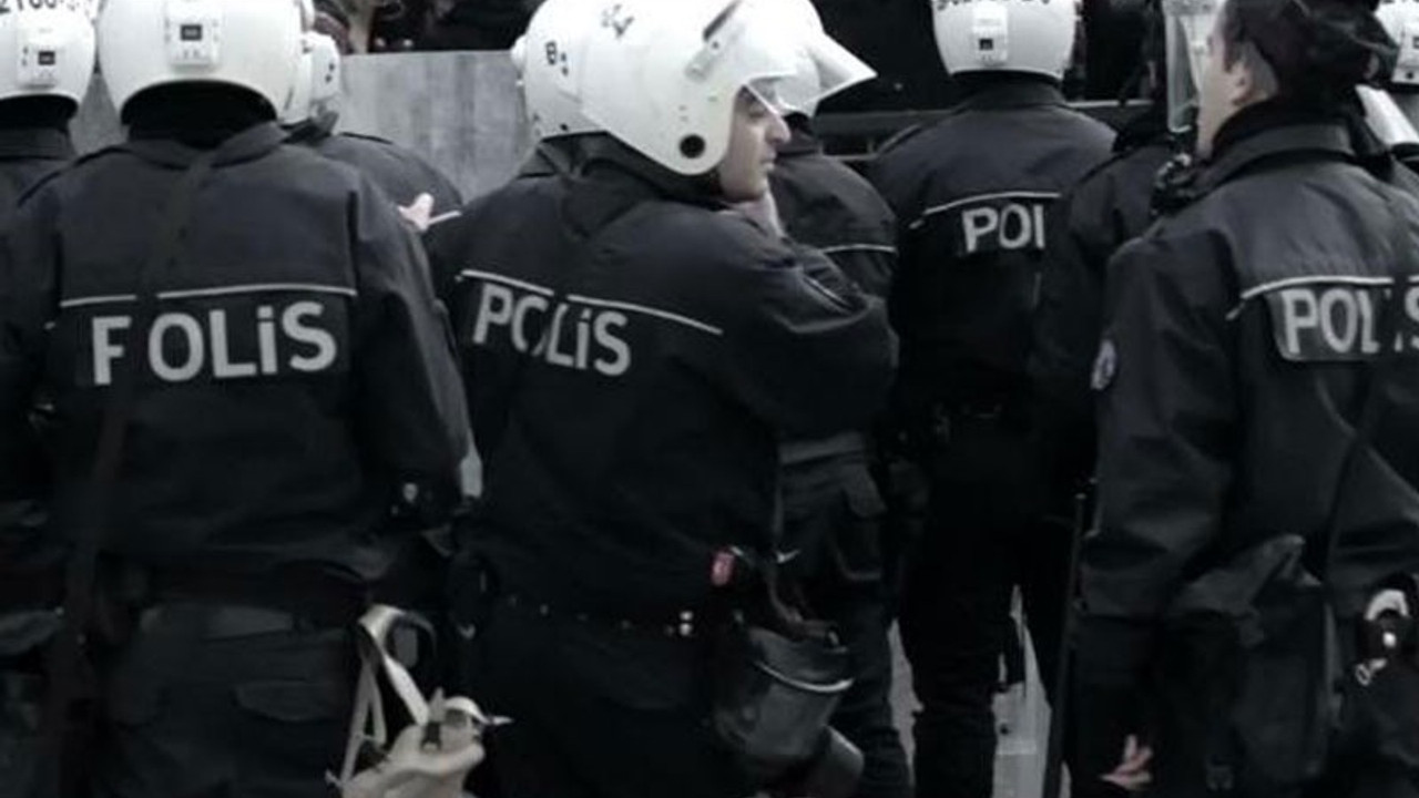 Polisin baskın yaptığı evdeki hamile kadın bebeğini düşürdü