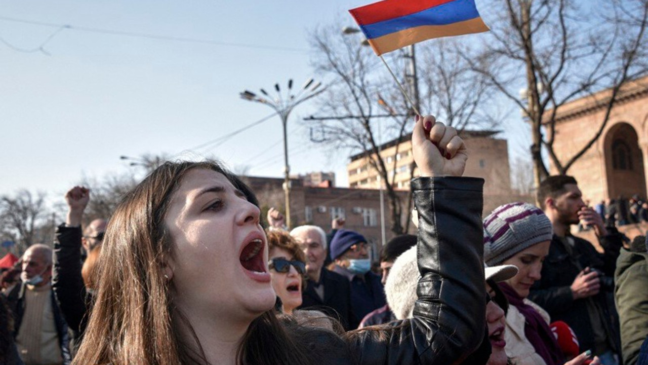 Ermenistan'da protestocular hükümet binasını bastı