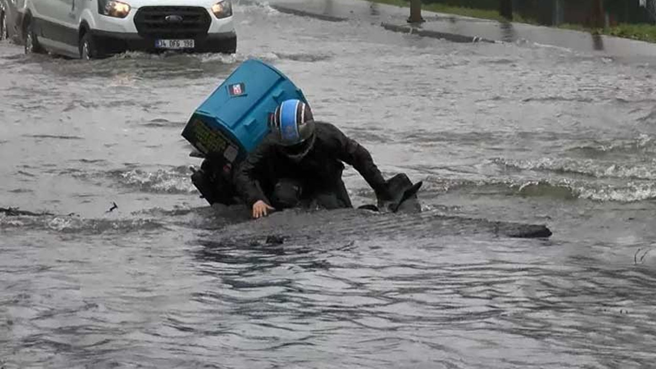 İstanbul'da su borusu patladı, moto kurye açılan çukura düştü