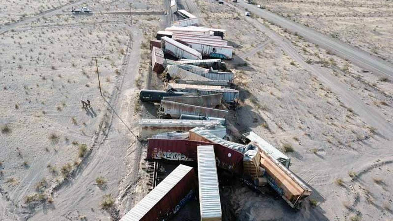 ABD’de yük trenine ait 44 vagon raydan çıktı