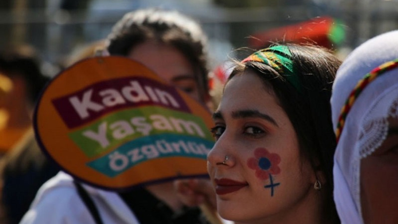 Adana'da valilik 8 Mart mitingine LGBTİ+lar ve Boğaziçililerle ilgili pankart yasağı şartıyla izin verdi