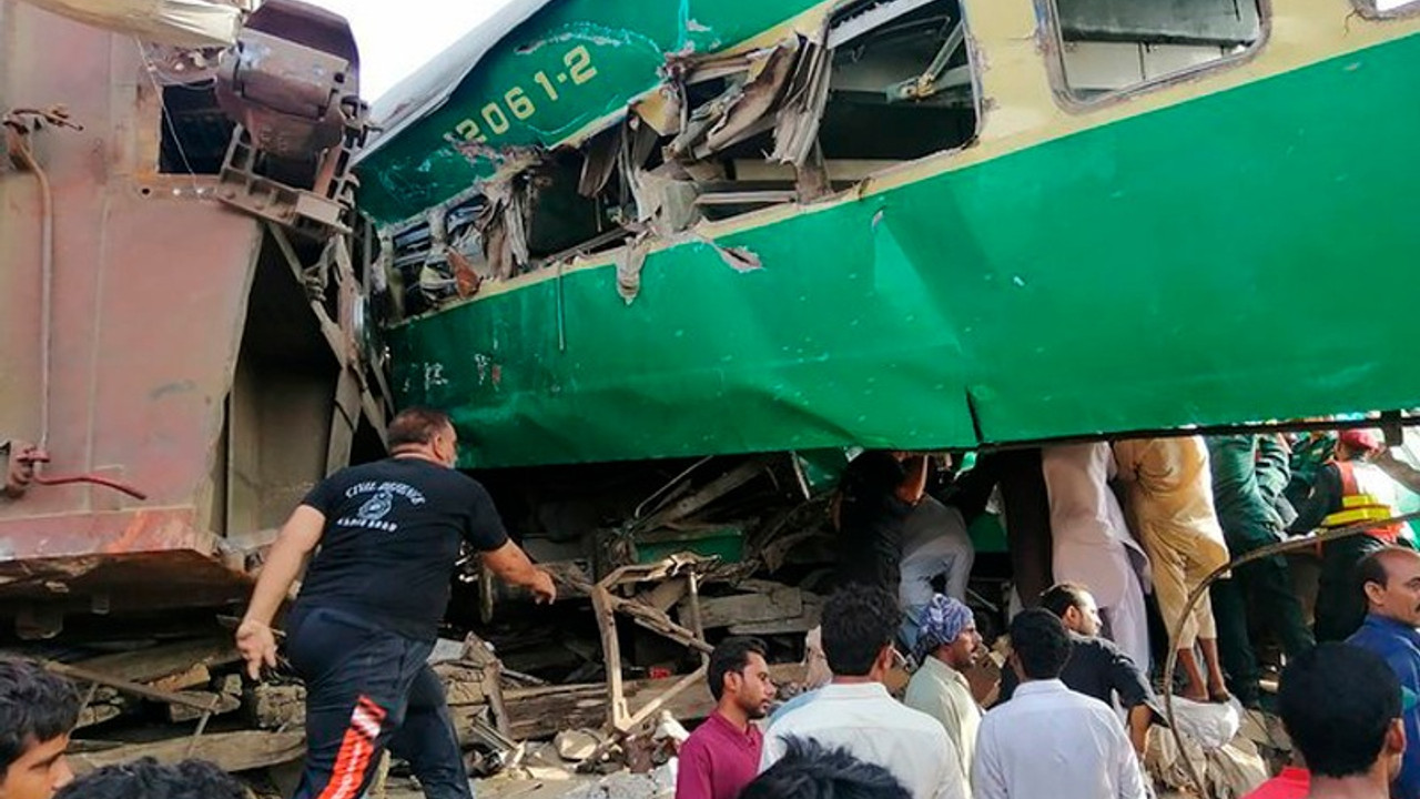 Pakistan'da tren kazası: 1 ölü, 40 yaralı