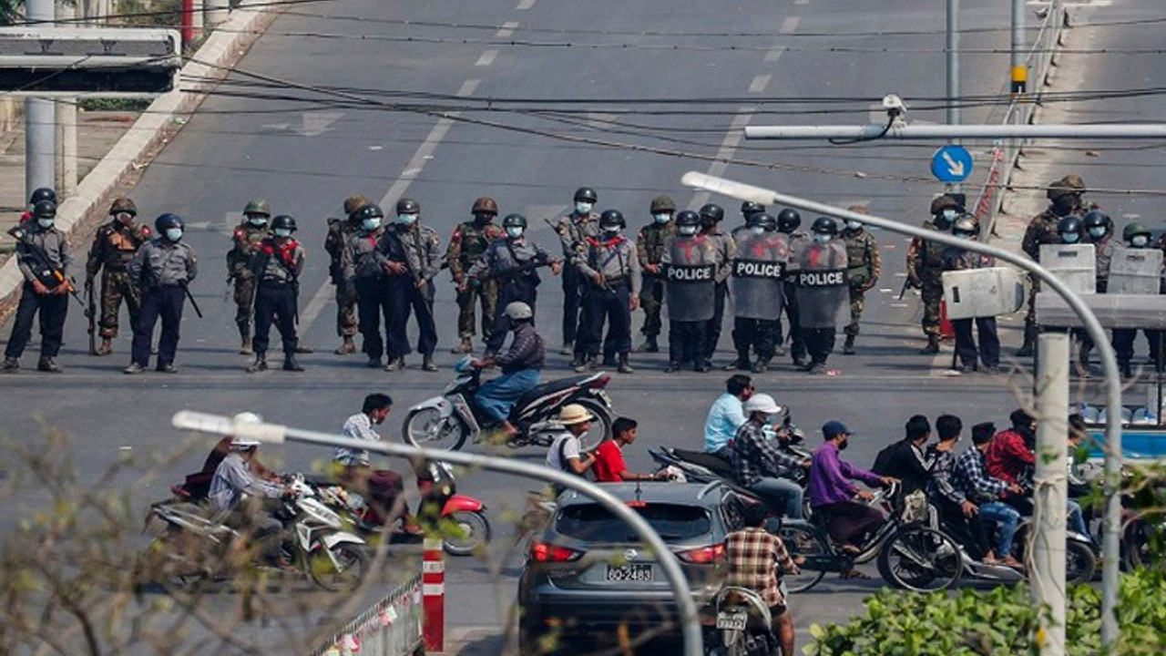 Myanmar'da cunta, Hindistan'a kaçan polislerin iadesini istedi