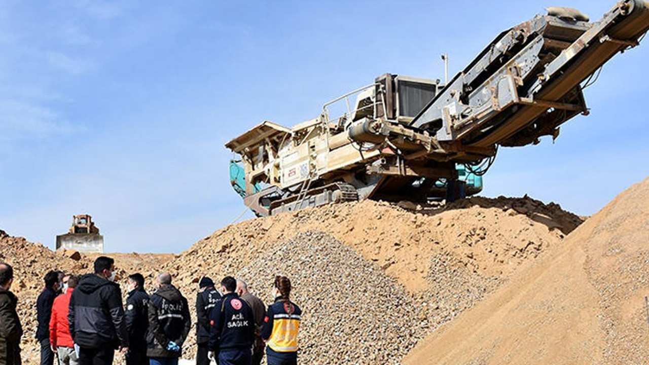 Dengesini kaybeden operatör taşkırma makinesinin haznesine düşerek yaşamını yitirdi