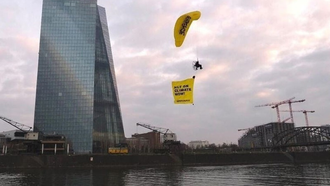 Greenpeace, Avrupa Merkez Bankası'nın çatısına paraşütle indi: İklim katillerine fon sağlamayın