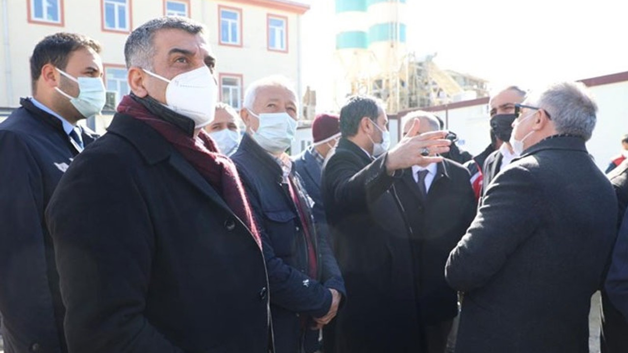 Deprem konutlarını ziyaret eden CHP'li Erol ile AKP'li Güler arasında tartışma çıktı