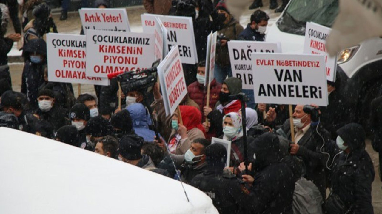 Van'da AKP'lilerin ve korucuların da aralarında bulunduğu bir grup, HDP önünde eylem yaptı