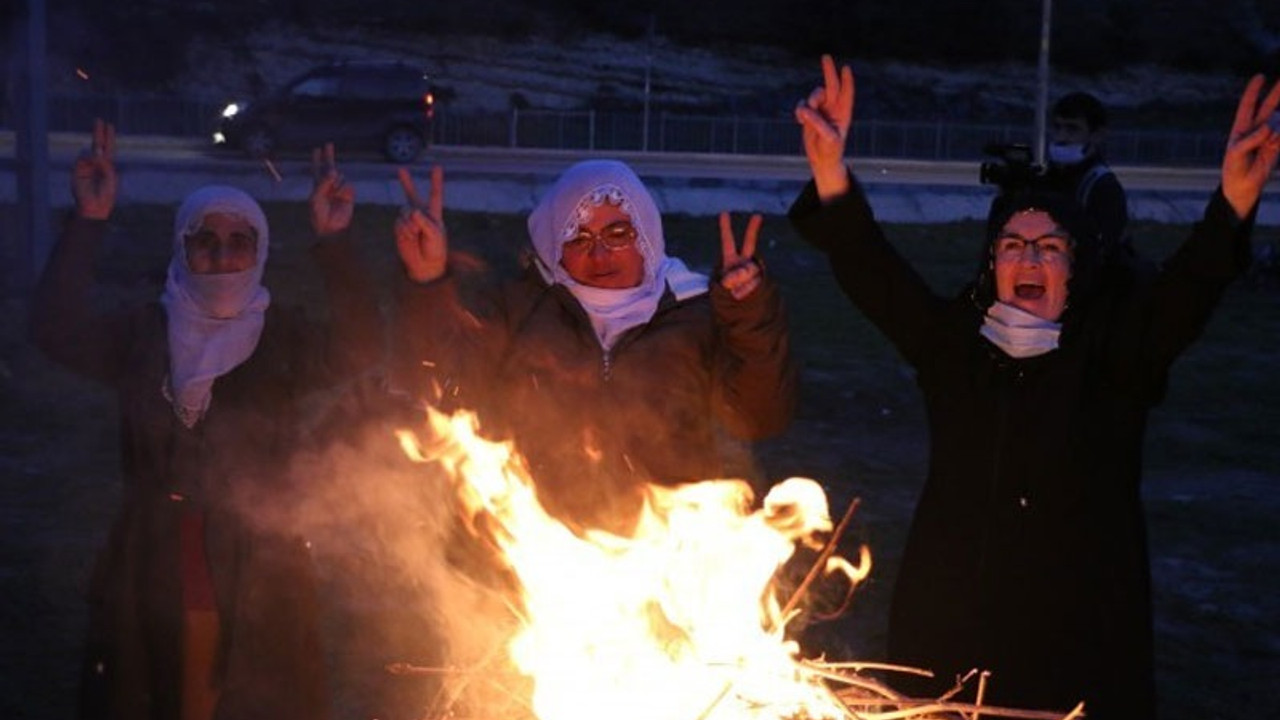 İstanbul'da ilk Newroz ateşini beyaz tülbentli anneler yaktı