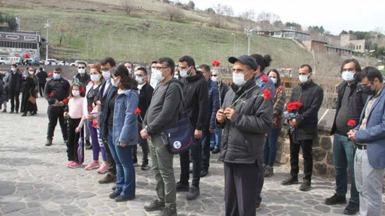 Coronavirus nedeniyle yaşamını yitiren sağlık emekçileri Dicle Nehri’ne bırakılan karanfillerle anıldı