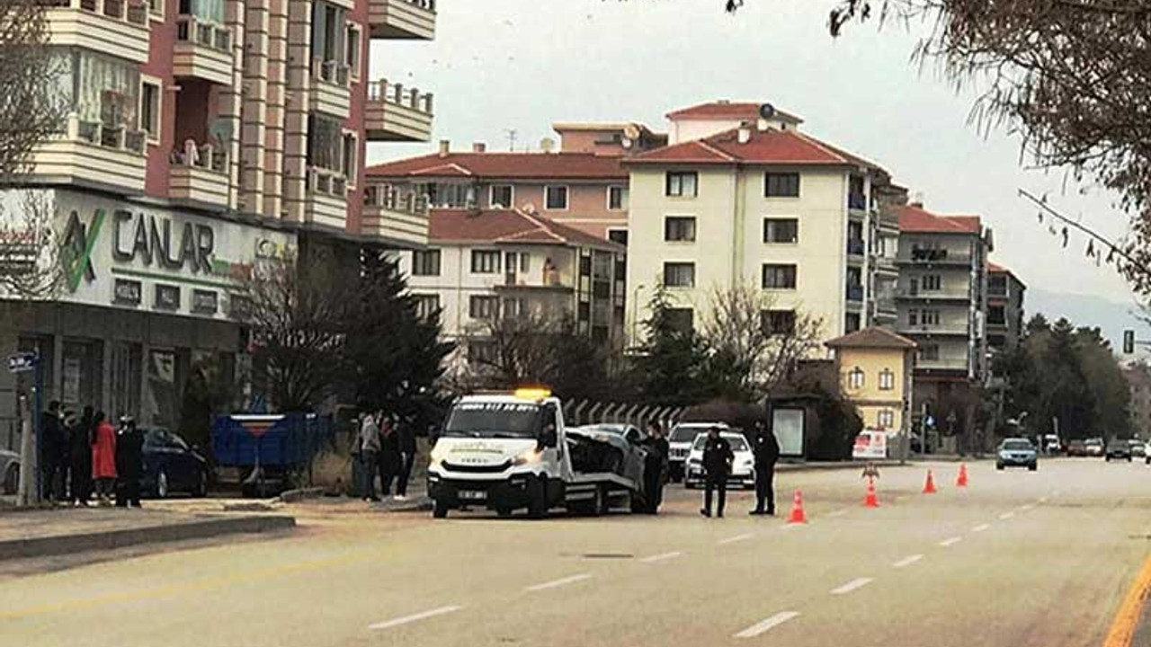 Ankara'da duvara çarpıp devrilen otomobil, kaldırımdaki yayaları ezdi: 7 yaralı