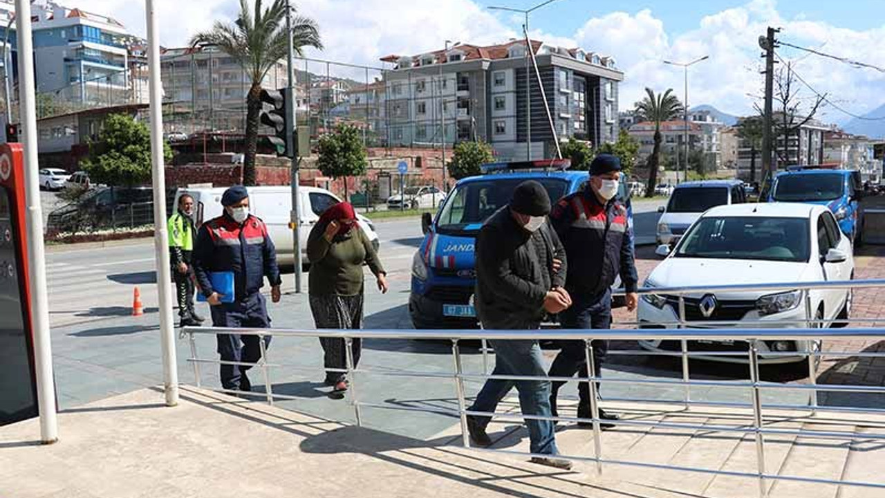 3 kişilik aile, bekçinin tuvalete gitmesini bekleyip 17 bin liralık kabloyu çaldı