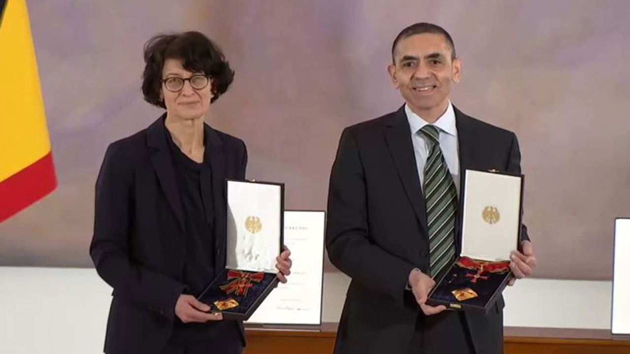 Özlem Türeci ve Uğur Şahin'e liyakat nişanı verildi