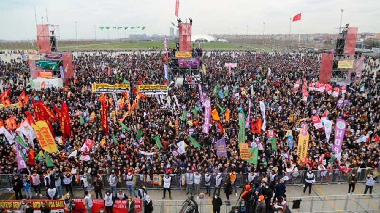 Newroz kutlamaları için binlerce kişi bir araya geldi