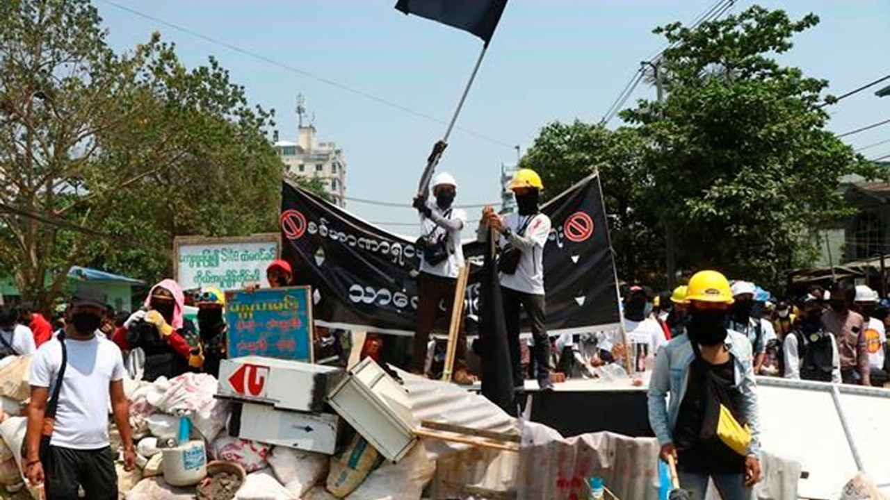 Myanmar'da son 24 saatte düzenlenen protestolarda 23 kişi yaşamını yitirdi