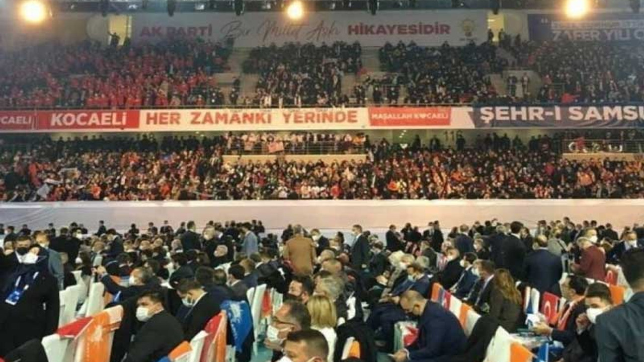 AKP 7. Olağan Kongresi: Maskesiz ve mesafesiz otobüsler, 'lebaleb dolu' salon