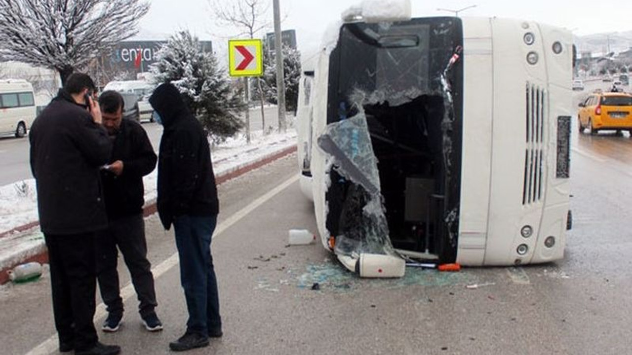 İşçi servisi devrildi: Çok sayıda yaralı