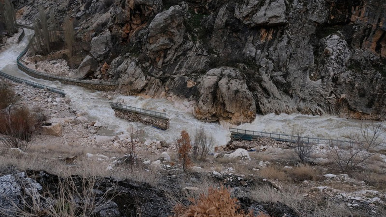 Konya'da heyelan ve taşkın: Yol çöktü, araziler su altında kaldı