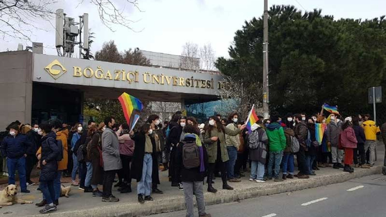 Boğaziçi Üniversitesi'nde gökkuşağı bayrağı taşıyan öğrencilere polis müdahalesi: 12 gözaltı