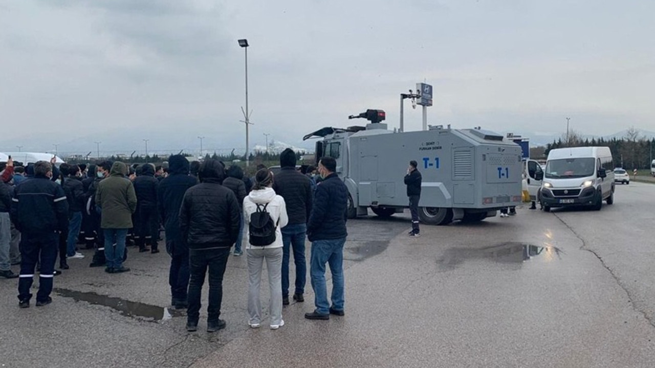 Otomobil işçileri fabrika girişini kapattı