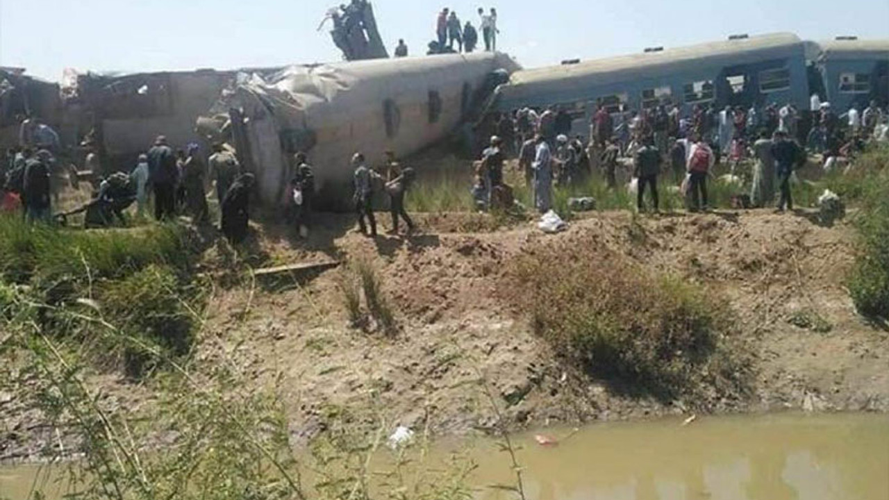 Mısır'da iki tren çarpıştı: 32 ölü