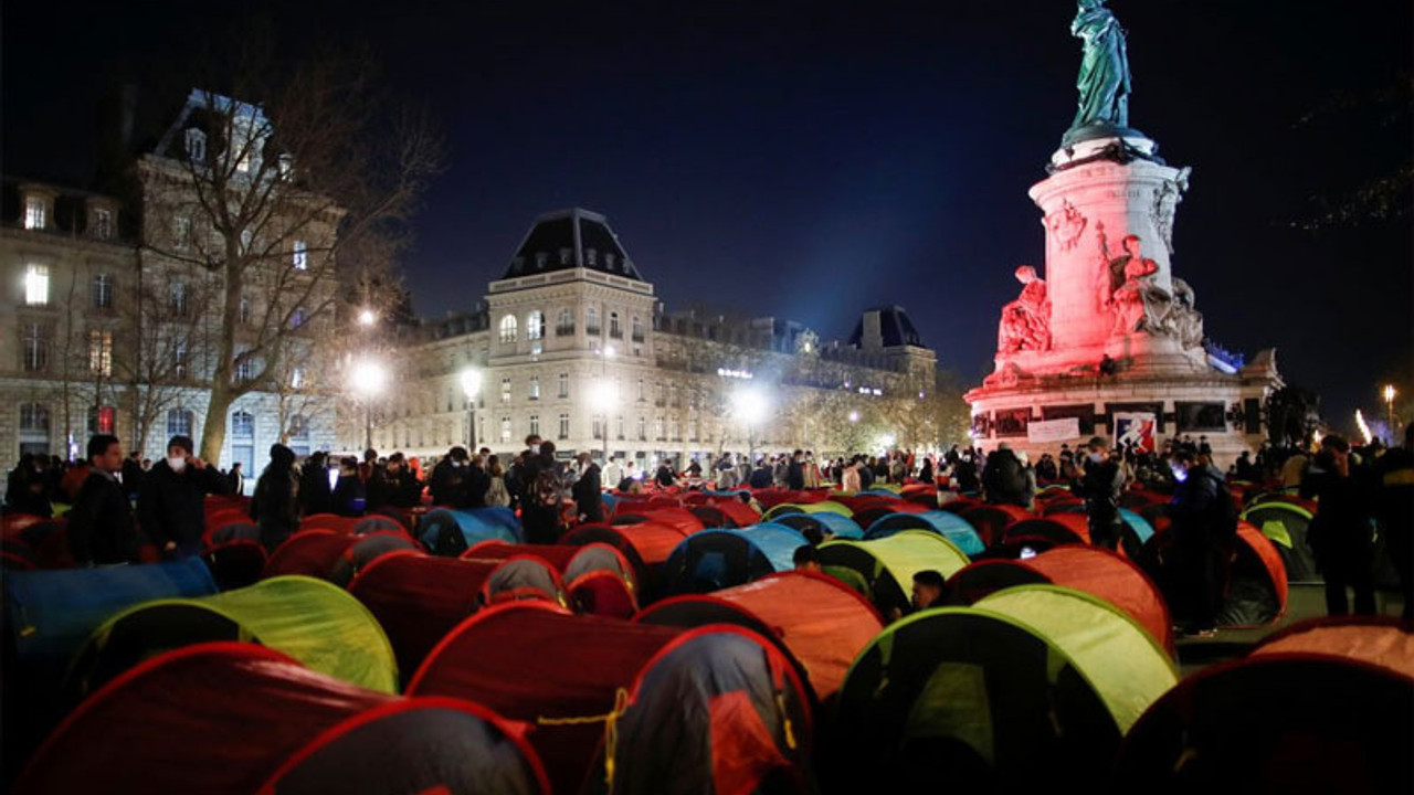 Paris'in ortasında mültecilerden protesto: Yüzlerce çadır kuruldu