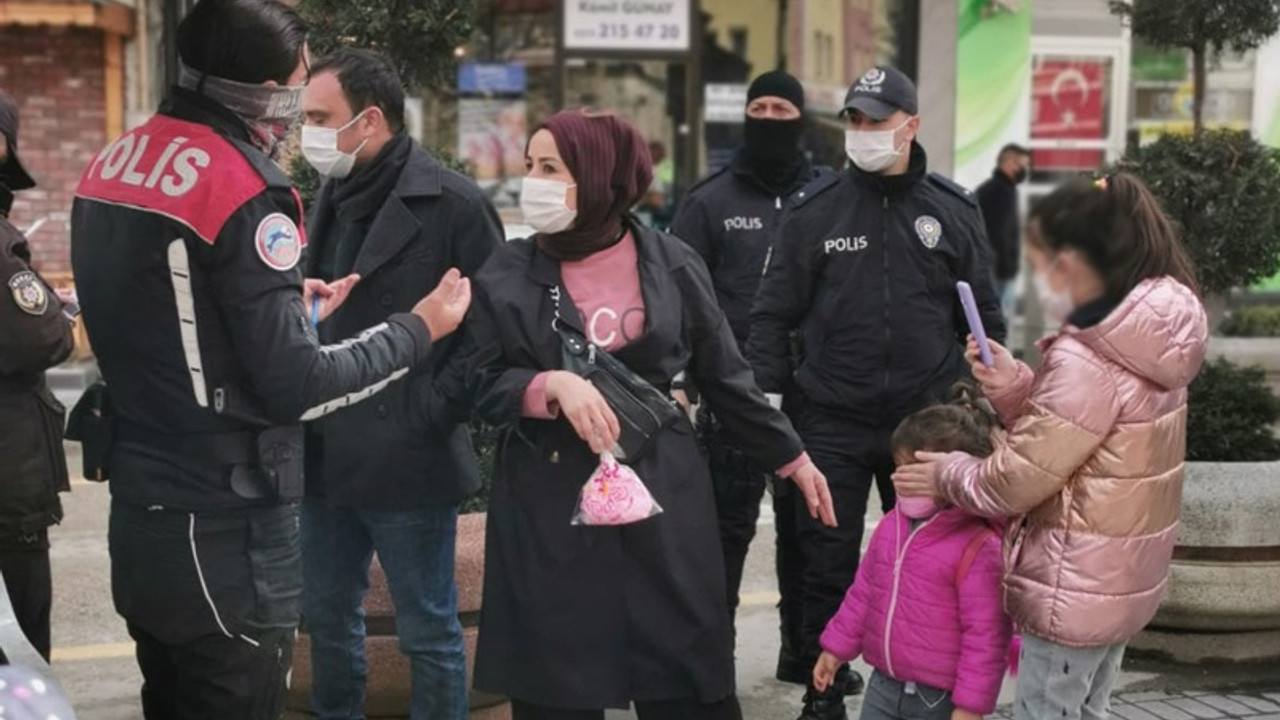 Bolu'da kadınları engellemek isteyen polis, çocukları ağlattı