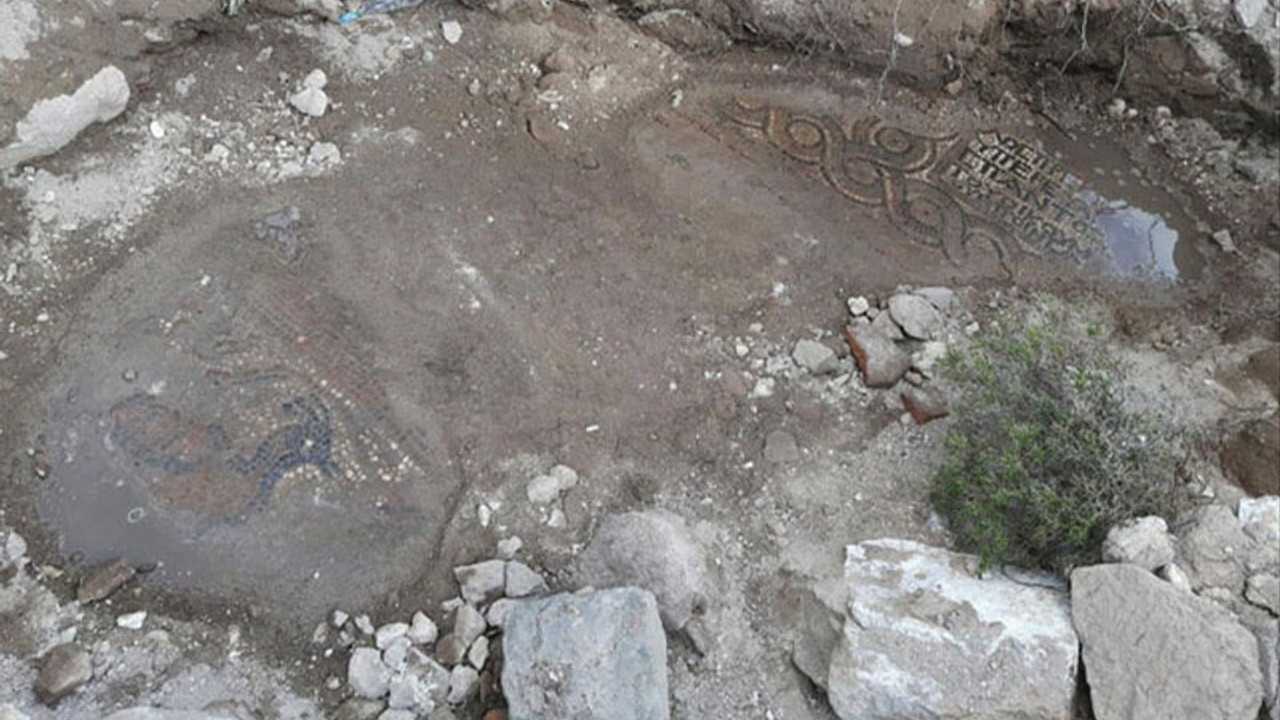 İzmir'de yapılan kaçak kazıda 1500 yıllık mozaik bulundu